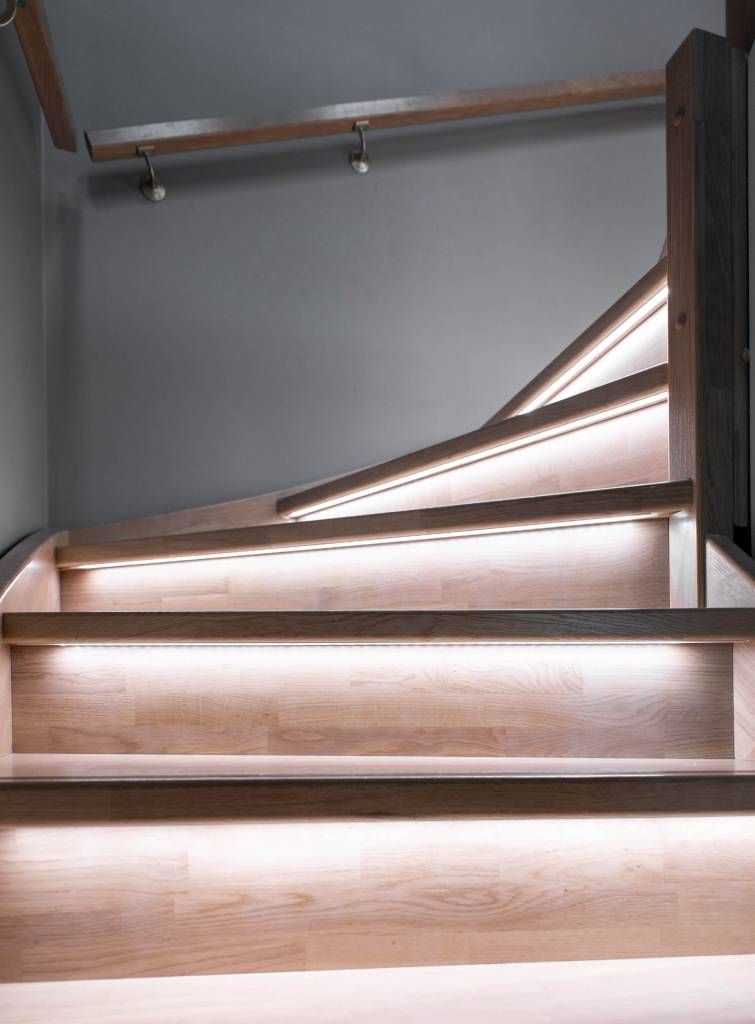 Una striscia LED in un profilo LED incassato alla base dei gradini delle scale illumina splendidamente.